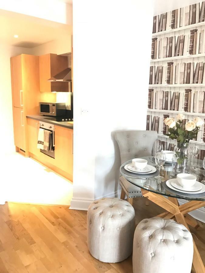 Luxury 2 Bed Apartment Witney Eksteriør billede